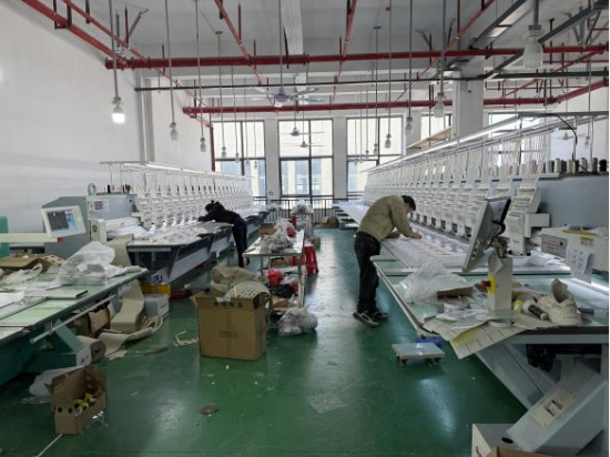 在君恩鞋材有限公司的生产车间,工人们在操作智能化生产设备。 都昌县融媒体中心供图.png 在君恩鞋材有限公司的生产车间,工人们在操作智能化生产设备。 都昌县融媒体中心供图.png