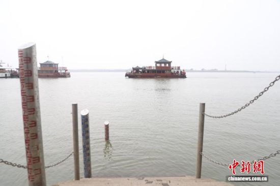 3月25日,在江西省九江市湖口县,随着水位上涨,曾经裸露的滩涂开始没入水中。徐会刚 摄 3月25日,在江西省九江市湖口县,随着水位上涨,曾经裸露的滩涂开始没入水中。徐会刚 摄