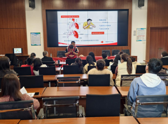 红十字应急救护讲师演示海姆立克急救法 红十字应急救护讲师演示海姆立克急救法