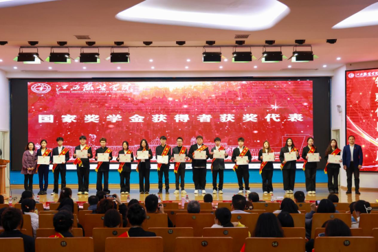 У��ί���������ǿ��У������������Ϊ���ҽ�ѧ��񽱴����佱