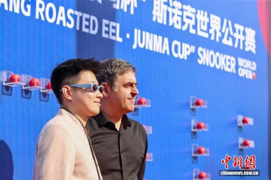 中国首位斯诺克世锦赛冠军赵心童(左)与英格兰名将奥沙利文在江西玉山亮相2026斯诺克世界公开赛红毯仪式。(资料图)刘力鑫 摄 中国首位斯诺克世锦赛冠军赵心童(左)与英格兰名将奥沙利文在江西玉山亮相2026斯诺克世界公开赛红毯仪式。(资料图)刘力鑫 摄