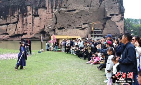 图为正在观看剑舞表演的游客。 龙虎山景区供图 图为正在观看剑舞表演的游客。 龙虎山景区供图