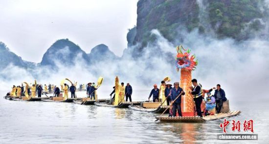 图为水上巡游表演。 龙虎山景区供图 图为水上巡游表演。 龙虎山景区供图