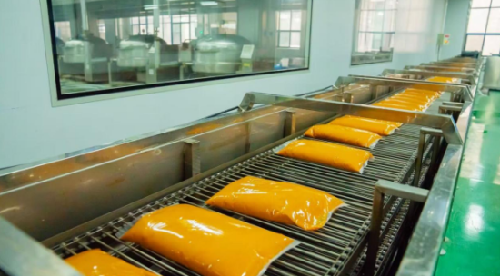 生产线上正在处理蛋黄馅料 生产线上正在处理蛋黄馅料