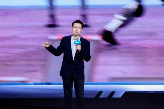 图为宇树科技创始人王兴兴在2026中国网络媒体论坛现场演讲。 图为宇树科技创始人王兴兴在2026中国网络媒体论坛现场演讲。
