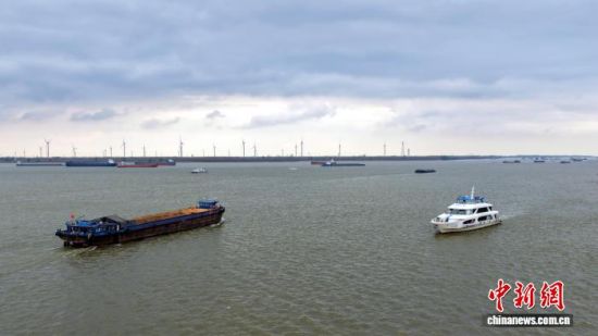 3月30日,航拍位于江西湖口县的长江与鄱阳湖交汇处,船只往返江面。徐会刚 摄 3月30日,航拍位于江西湖口县的长江与鄱阳湖交汇处,船只往返江面。徐会刚 摄