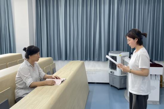 商务英语专业老师在指导许诺备战省级英语比赛 商务英语专业老师在指导许诺备战省级英语比赛