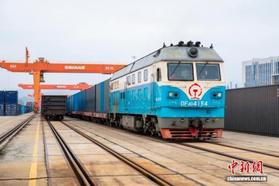 4月4日下午,江西省2026年首列跨境电商中欧班列从赣州国际陆港发出。 邹阳 摄 4月4日下午,江西省2026年首列跨境电商中欧班列从赣州国际陆港发出。 邹阳 摄