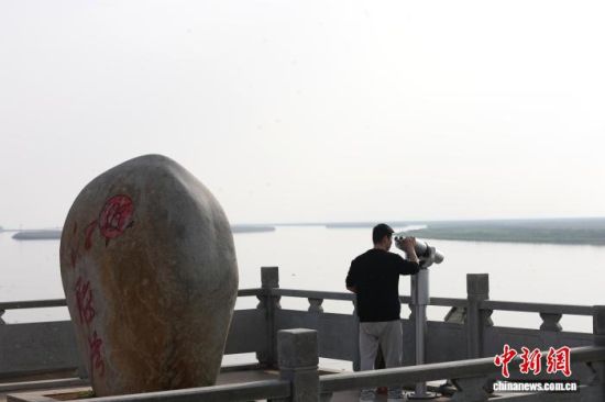 4月4日,在江西鄱阳湖畔余干县康山江豚湾的观豚台,游客在使用高倍望远镜观看江豚。记者 刘占昆 摄 4月4日,在江西鄱阳湖畔余干县康山江豚湾的观豚台,游客在使用高倍望远镜观看江豚。记者 刘占昆 摄