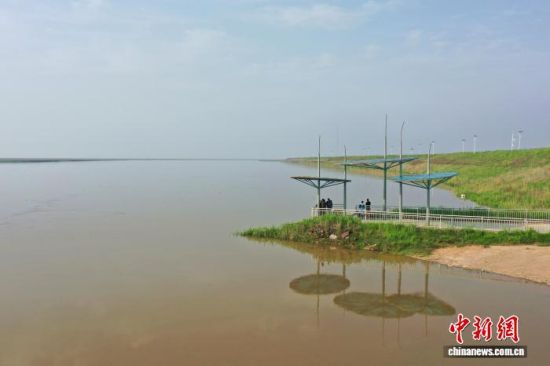 4月4日,在江西鄱阳湖畔余干县康山江豚湾,游客近距离观看不时浮出水面的江豚。记者 刘占昆 摄2 4月4日,在江西鄱阳湖畔余干县康山江豚湾,游客近距离观看不时浮出水面的江豚。记者 刘占昆 摄2