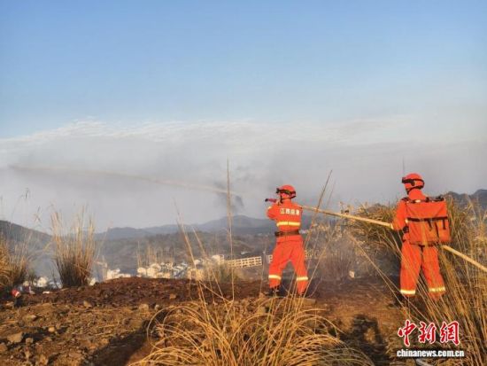 3��25�գ��ڽ���ʡ��������ɽ�羰��ʤ��������רҵɭ�������Ӷ�Ա����ɭ����ˮ���������������Ӧ�������ֹ�ͼ