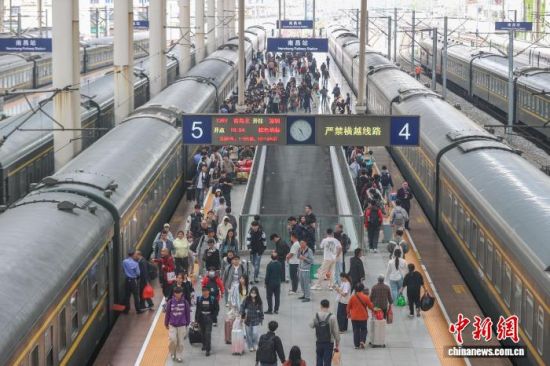 ͼΪ4��6�գ������ϲ�վ���ÿʹ�վ̨���߹��������� ��