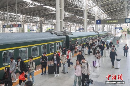 ͼΪ4��6�գ������ϲ�վ���ÿʹ�վ̨���߹��������� ��2