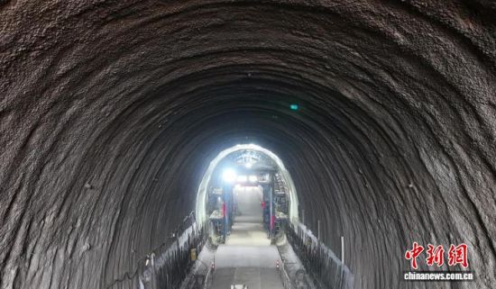 图为4月7日,位于江西九江彭泽县的九江红光港区铁路专用线莫家岭隧道顺利贯通。胡国林 摄 图为4月7日,位于江西九江彭泽县的九江红光港区铁路专用线莫家岭隧道顺利贯通。胡国林 摄