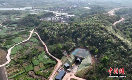 图为4月7日,位于江西九江彭泽县的九江红光港区铁路专用线莫家岭隧道顺利贯通。胡国林 摄 2 图为4月7日,位于江西九江彭泽县的九江红光港区铁路专用线莫家岭隧道顺利贯通。胡国林 摄 2