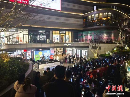 在南昌万象城参加音乐集会的青年。 熊锦阳 摄 在南昌万象城参加音乐集会的青年。 熊锦阳 摄