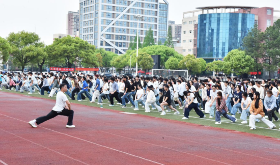 ����У԰�ܻǰ�����˶�‌