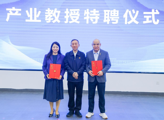 学校执行校长尚钢(中)为秀水街董事长张永平(右)、总裁董青(左)颁发江西服装学院产业教授聘书 学校执行校长尚钢(中)为秀水街董事长张永平(右)、总裁董青(左)颁发江西服装学院产业教授聘书