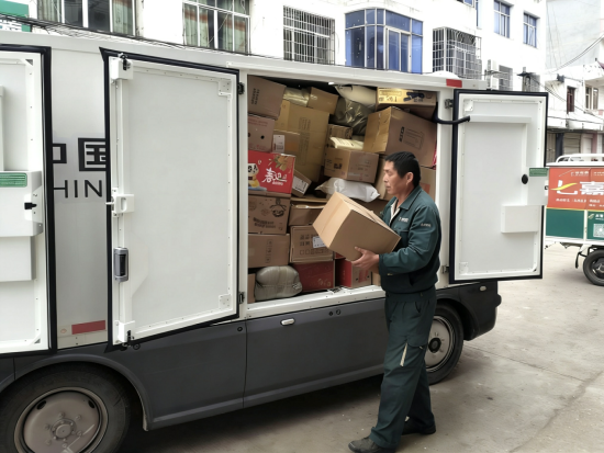 投递员正在给满载的无人车卸货。吉水县委宣传部供图 投递员正在给满载的无人车卸货。吉水县委宣传部供图