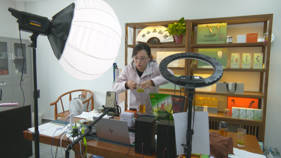 直播间里,电商主播正在向网友推荐浪溪高山云雾茶。 彭泽县融媒体中心供图. 直播间里,电商主播正在向网友推荐浪溪高山云雾茶。 彭泽县融媒体中心供图.