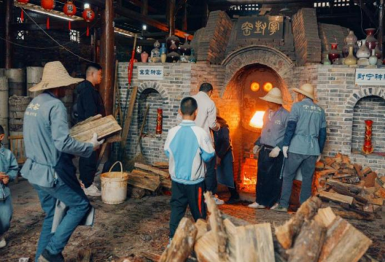 五一期间,宁封柴窑开展的“投柴进宝”活动,吸引游客们积极参与体验。 五一期间,宁封柴窑开展的“投柴进宝”活动,吸引游客们积极参与体验。
