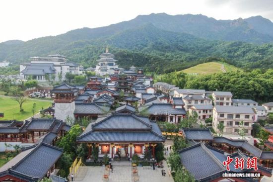 5月16日下午,来自马来西亚、泰国、柬埔寨、菲律宾、印度尼西亚、缅甸、老挝等国家和地区的40余家海外华文媒体高层参访中国(庐山)杏林文化园。刘力鑫 摄 5月16日下午,来自马来西亚、泰国、柬埔寨、菲律宾、印度尼西亚、缅甸、老挝等国家和地区的40余家海外华文媒体高层参访中国(庐山)杏林文化园。刘力鑫 摄