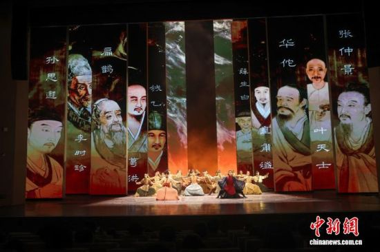 5月16日下午,海外华文媒体高层观看舞台剧《杏林春暖》。刘力鑫 摄 5月16日下午,海外华文媒体高层观看舞台剧《杏林春暖》。刘力鑫 摄
