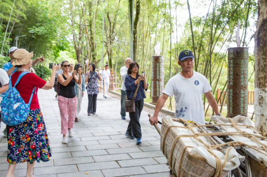 驻场外国艺术家一行参观古窑景区挑坯、挑柴非遗民俗展演 驻场外国艺术家一行参观古窑景区挑坯、挑柴非遗民俗展演