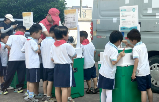图为该校学生在“流动少年宫”的工作人员指引下,正沉浸式体验各类趣味科普互动项目,开启了一场奇妙的科学探索之旅。.pn 图为该校学生在“流动少年宫”的工作人员指引下,正沉浸式体验各类趣味科普互动项目,开启了一场奇妙的科学探索之旅。.pn