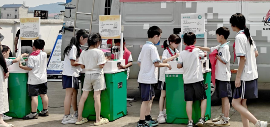 图为该校学生在“流动少年宫”的工作人员指引下,正沉浸式体验各类趣味科普互动项目,开启了一场奇妙的科学探索之旅。1.png 图为该校学生在“流动少年宫”的工作人员指引下,正沉浸式体验各类趣味科普互动项目,开启了一场奇妙的科学探索之旅。1.png