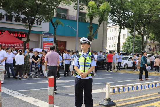 永修交警在考点附近站岗执勤。 汪顺英 摄 永修交警在考点附近站岗执勤。 汪顺英 摄
