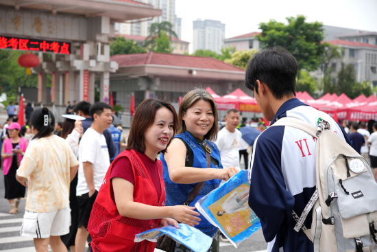 志愿者为考生提供饮用水。 袁阳前 摄 志愿者为考生提供饮用水。 袁阳前 摄