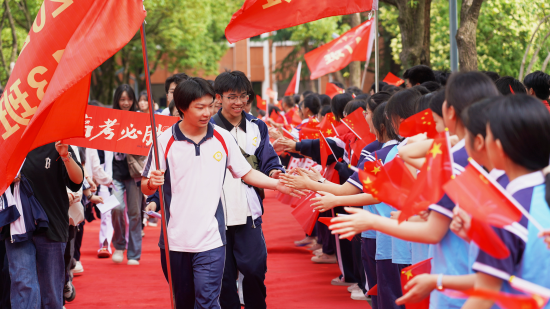 6月5日,永修一中为即将参加高考的学子鼓劲加油。 黄卓 摄 6月5日,永修一中为即将参加高考的学子鼓劲加油。 黄卓 摄