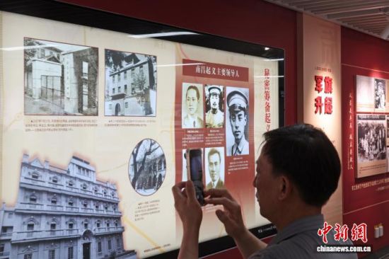 6月9日,江西省档案馆地铁展示馆在南昌地铁秋水广场站开馆,市民在现场拍照打卡。中新社记者 刘占昆 摄 6月9日,江西省档案馆地铁展示馆在南昌地铁秋水广场站开馆,市民在现场拍照打卡。中新社记者 刘占昆 摄