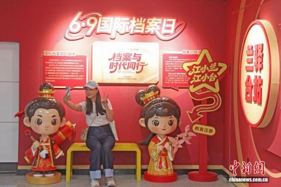 6月9日,江西省档案馆地铁展示馆在南昌地铁秋水广场站开馆。中新社记者 刘占昆 摄 6月9日,江西省档案馆地铁展示馆在南昌地铁秋水广场站开馆。中新社记者 刘占昆 摄