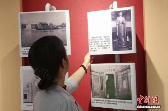 6月9日,江西省档案馆地铁展示馆在南昌地铁秋水广场站开馆,市民在现场了解南昌城市建筑等档案介绍。中新社记者 刘占昆 摄 6月9日,江西省档案馆地铁展示馆在南昌地铁秋水广场站开馆,市民在现场了解南昌城市建筑等档案介绍。中新社记者 刘占昆 摄