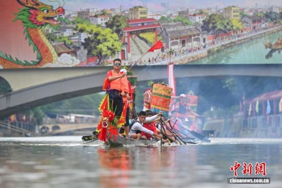 6月8日,为迎接广东省省级非物质文化遗产代表性项目端午节(车陂龙舟景)的到来,广州车陂武功苏龙船会为船会龙舟举行龙舟采青仪式。图为“新东坡号”龙舟在河涌内游弋。 中新社记者 陈骥旻 摄 6月8日,为迎接广东省省级非物质文化遗产代表性项目端午节(车陂龙舟景)的到来,广州车陂武功苏龙船会为船会龙舟举行龙舟采青仪式。图为“新东坡号”龙舟在河涌内游弋。 中新社记者 陈骥旻 摄