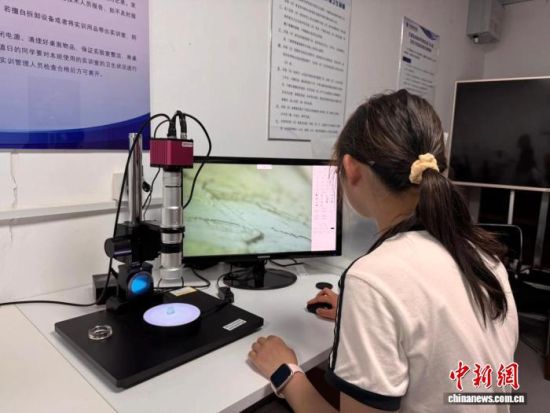 ͼΪ����Ӧ�ÿƼ�ѧԺ������������ʹ�ó�������΢���۲��ʯ�������ܷ��߹�ͼ