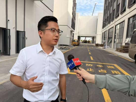 图为南昌市红鹄产业投资有限公司建设运营部副经理陈佳兴接受记者采访 图为南昌市红鹄产业投资有限公司建设运营部副经理陈佳兴接受记者采访