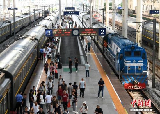图为6月17日,江西南昌站,旅客正在上下车。胡国林 摄 图为6月17日,江西南昌站,旅客正在上下车。胡国林 摄