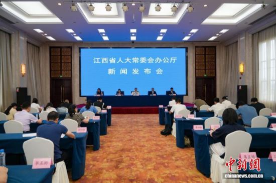 6月23日,江西省人大常委会办公厅召开《江西省水域治安管理条例》新闻发布会。杨剑 摄 6月23日,江西省人大常委会办公厅召开《江西省水域治安管理条例》新闻发布会。杨剑 摄
