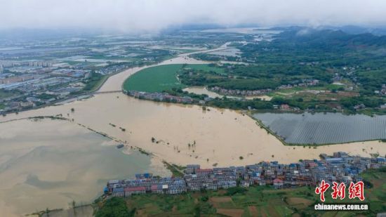 6月23日,因持续强降雨,江西九江长河沿线部分道路及农田被淹。魏东升 摄 6月23日,因持续强降雨,江西九江长河沿线部分道路及农田被淹。魏东升 摄