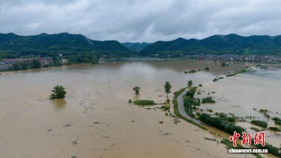 6月23日,因持续强降雨,江西九江长河沿线部分道路及农田被淹。魏东升 摄 6月23日,因持续强降雨,江西九江长河沿线部分道路及农田被淹。魏东升 摄