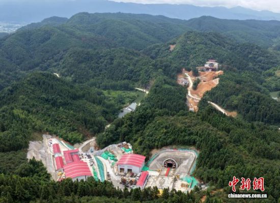 图为6月30日,江西萍乡莲花县,长赣高铁小江村隧道顺利贯通。胡国林 摄 图为6月30日,江西萍乡莲花县,长赣高铁小江村隧道顺利贯通。胡国林 摄