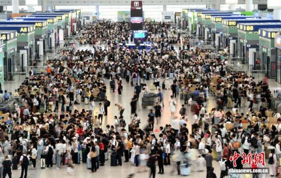 图为江西南昌西站,旅客在候车大厅候车。(资料图)胡国林 摄 图为江西南昌西站,旅客在候车大厅候车。(资料图)胡国林 摄