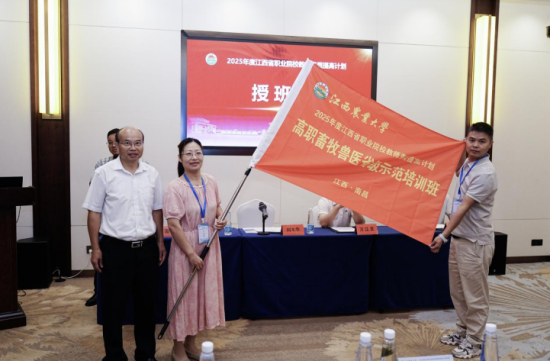 校领导为班级授旗 校领导为班级授旗