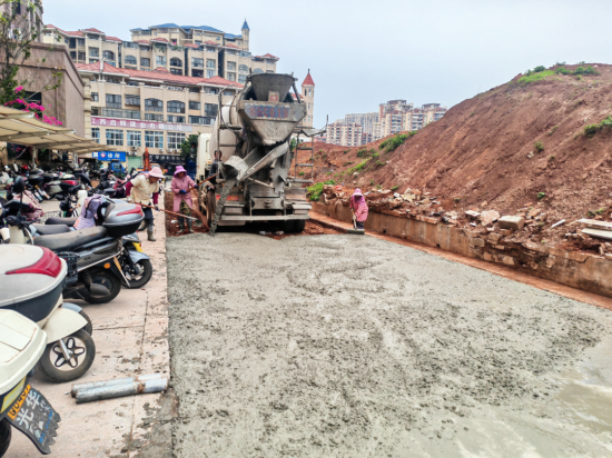 道路施工中 道路施工中