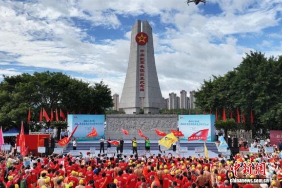 7月5日,“新长征 再出发”2026年粤港澳赣横渡于都河活动在江西省赣州市于都县举行。于都县融媒体中心 供图 7月5日,“新长征 再出发”2026年粤港澳赣横渡于都河活动在江西省赣州市于都县举行。于都县融媒体中心 供图