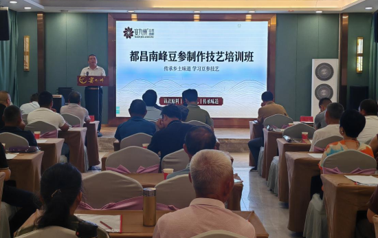 图为培训现场高校专家进行讲解。潘雪明 摄.png 图为培训现场高校专家进行讲解。潘雪明 摄.png