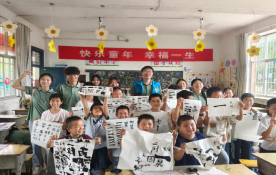 实践队在文港镇中心小学开展书法课堂 实践队在文港镇中心小学开展书法课堂